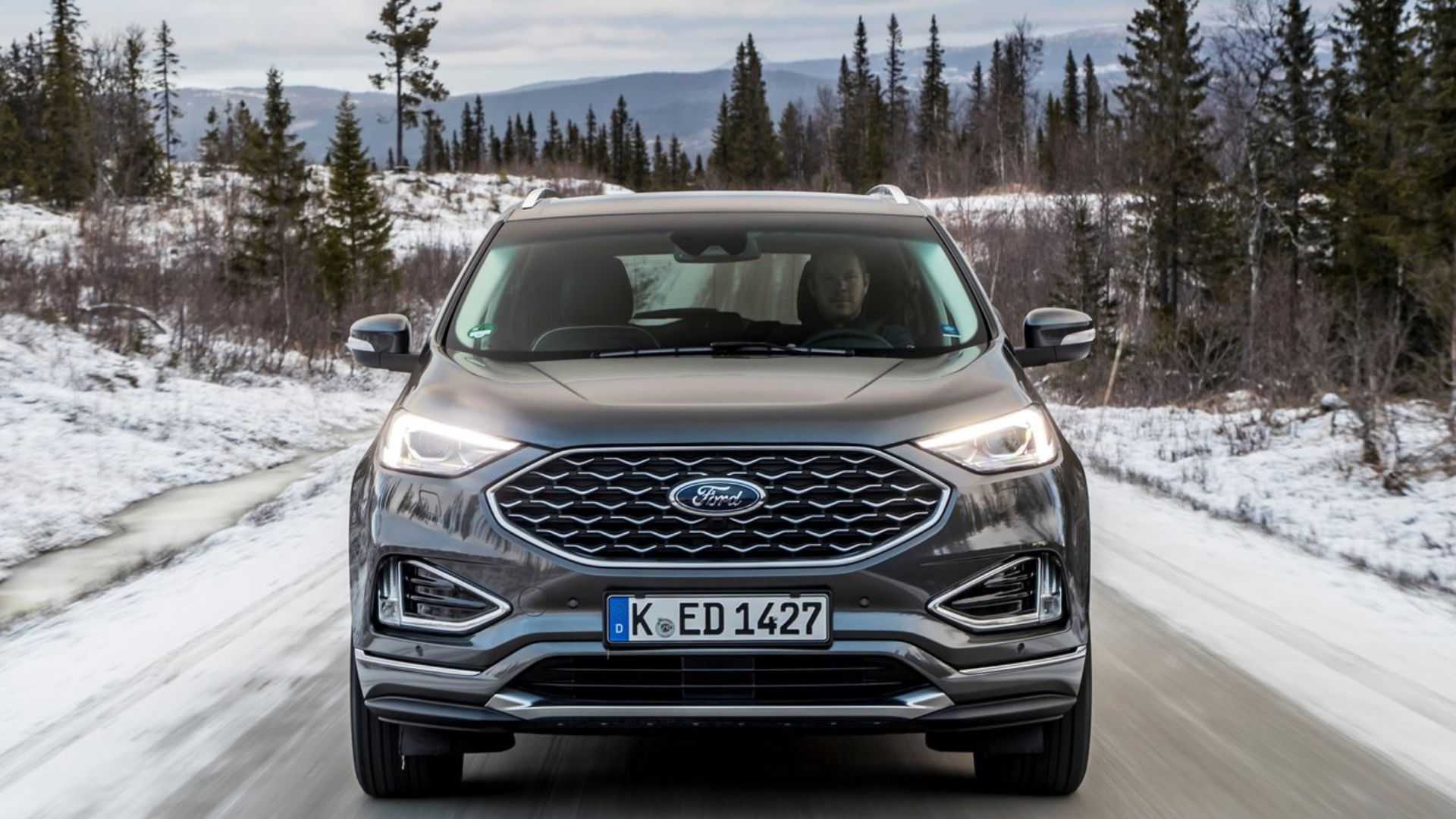 Dynamic front-end shot of a 2019 Ford Edge.