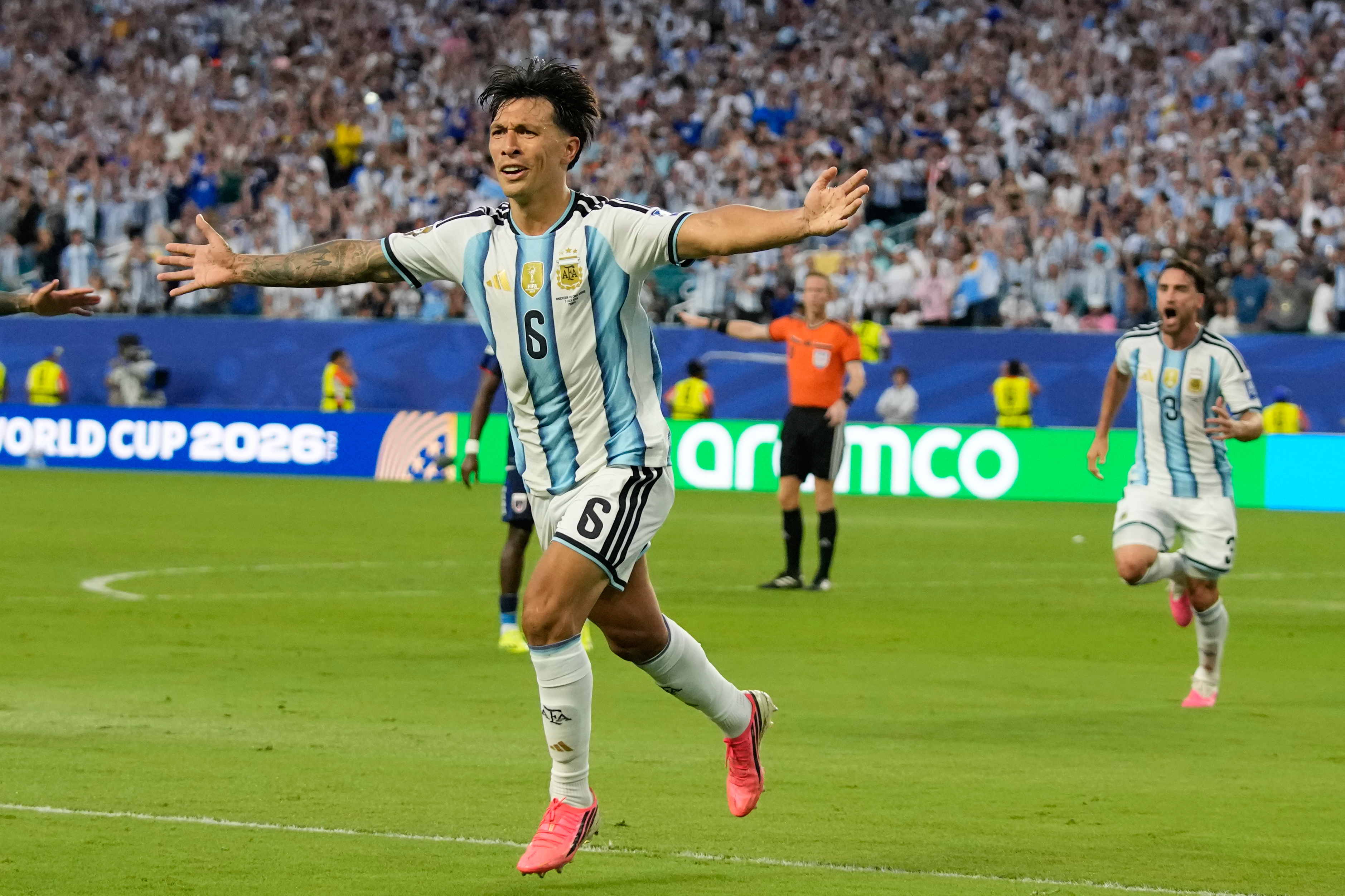 Lisandro Martínez celebra tras marcar el segundo gol de Argentina ante Cabo Verde en los 16vos de final del Mundial, el viernes 3 de julio de 2026, en Miami Gardens, Florida. (AP Foto/Lynne Sladky)