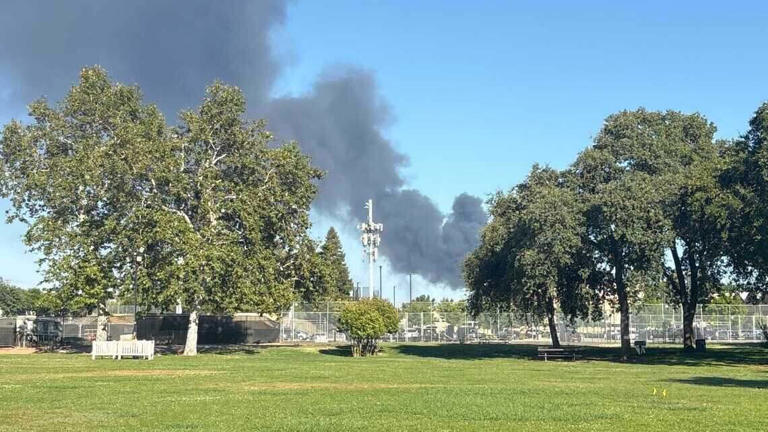Firefighters stop Rancho Cordova wrecking yard fire after up to 100 ...
