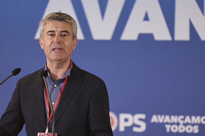 Carneiro começa ronda por congressos federativos do PS e assume ...