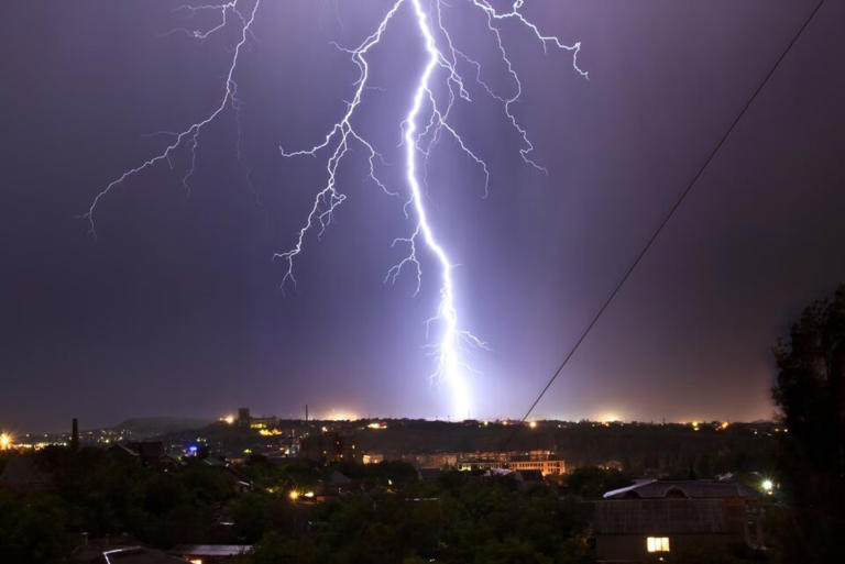¿De dónde parte el rayo: del cielo o del suelo?