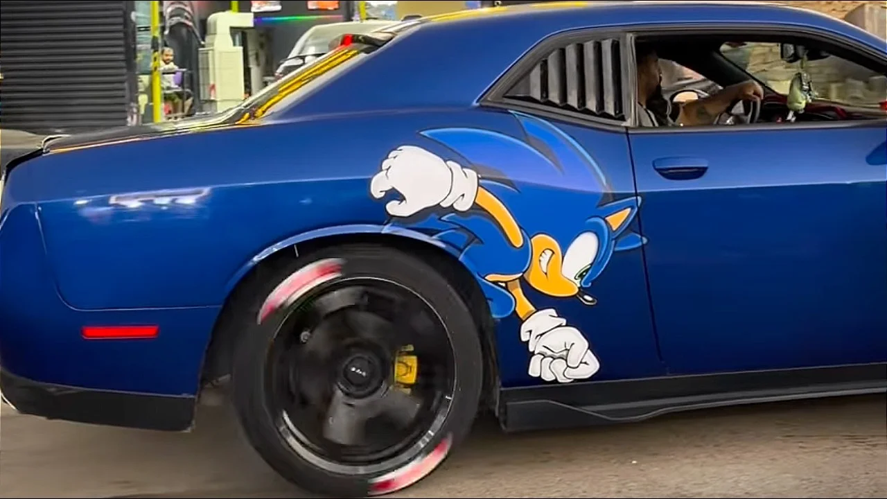 Dodge Challenger given a Sonic the Hedgehog wrap and it looks absolutely perfect when it spins its wheels