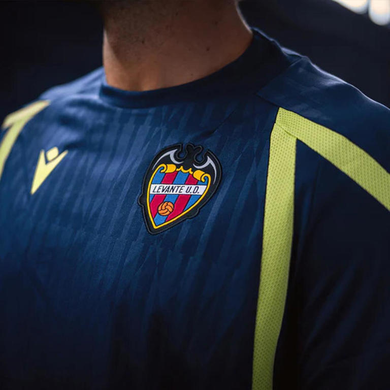 El Levante UD presenta la nueva camiseta de entrenamiento con Carlos ...