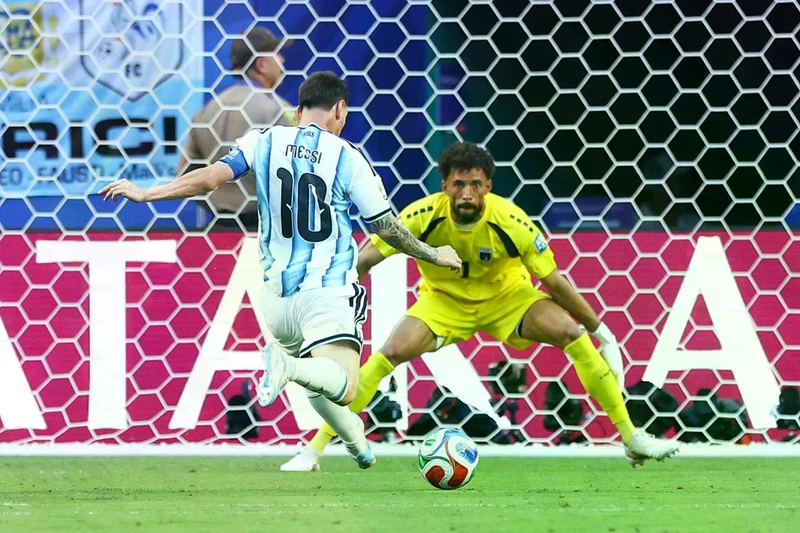 Màn cản phá cú sút của Messi gây bão mạng
