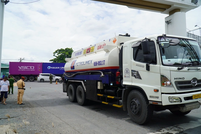 Chở cháu nội đi lấy vé số, hai bà cháu tử vong dưới gầm xe bồn