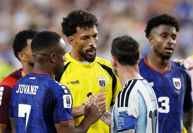 Messi và Vozinha nói gì trong lúc ôm nhau sau trận?