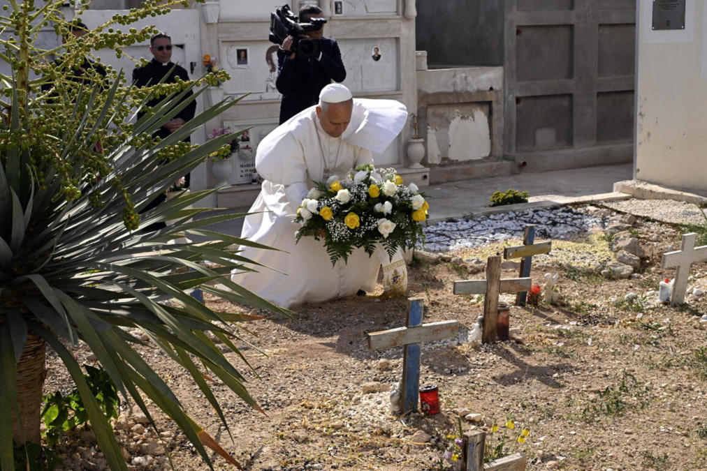 ANSA/CIRO FUSCO | Papa Leone depone una corona di fiore nel cimitero dei migranti, 4 luglio 2026