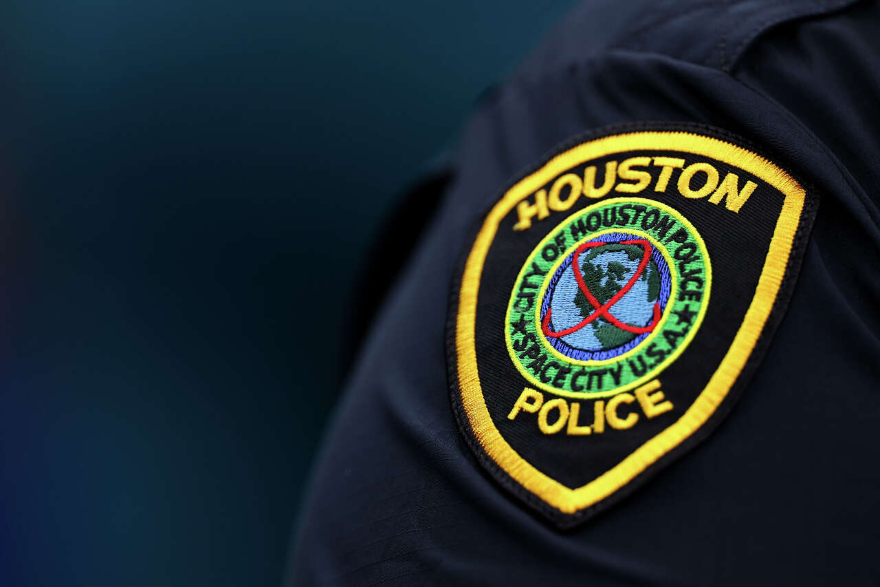 Mom, 2 kids dead at Houston hotel in murder-suicide, police say