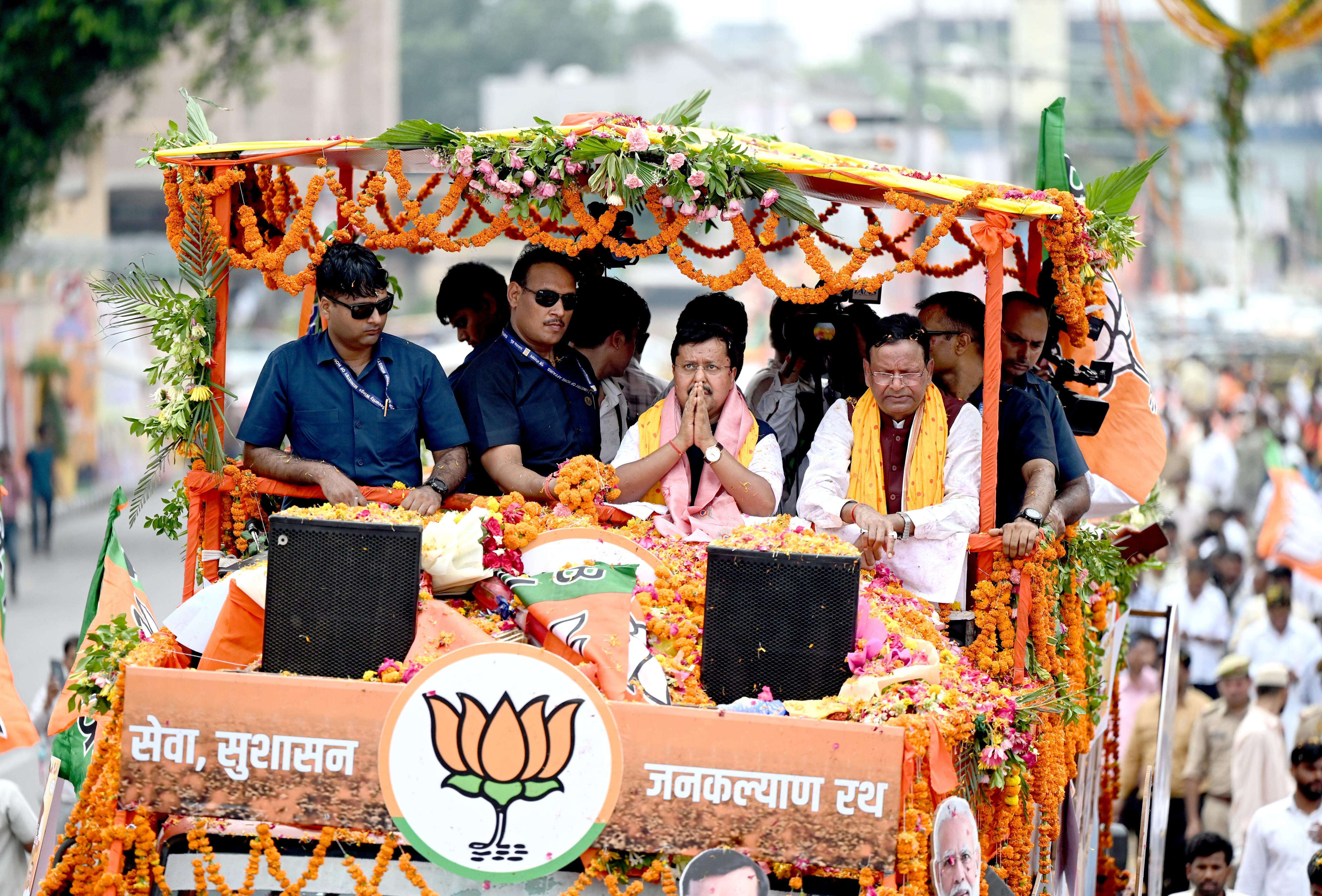 Yogi leads UP BJP in welcoming Nitin Nabin