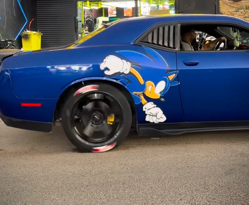 This guy gave his Dodge Challenger a Sonic the Hedgehog wrap and the result is absolutely hilarious