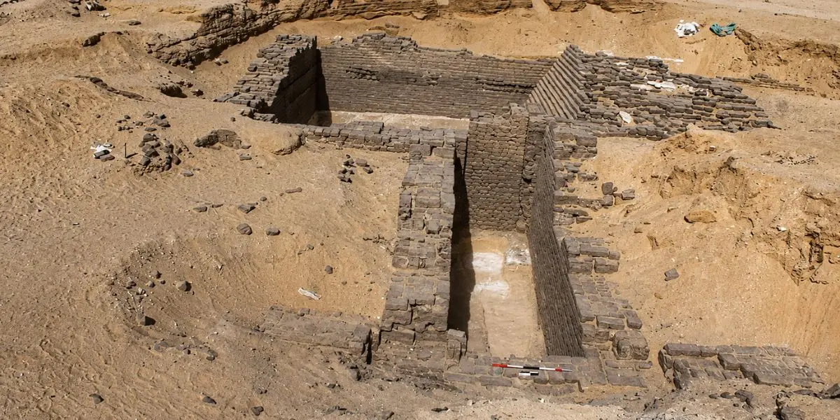 Ancient tombs may reveal missing link in pyramid architecture