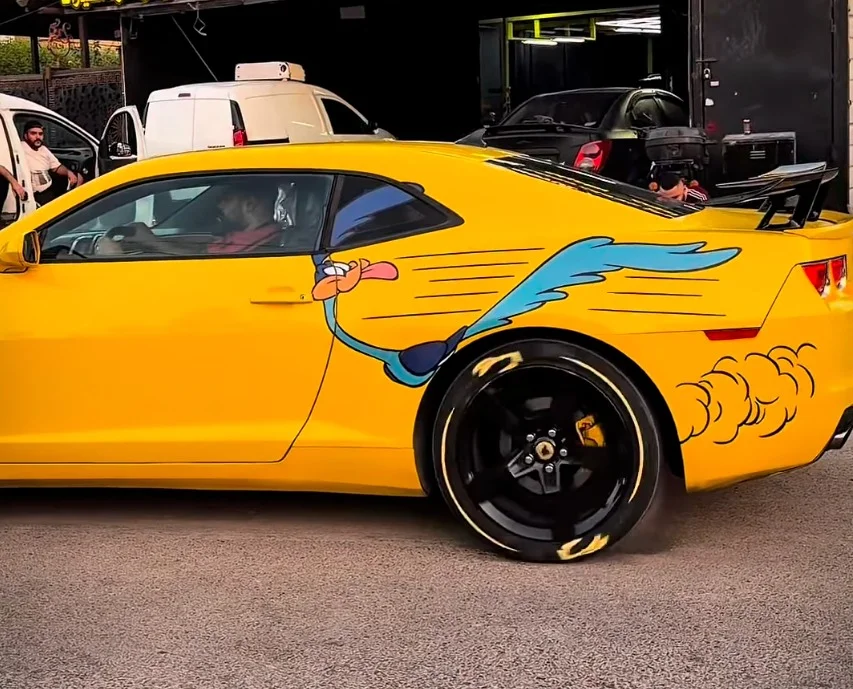 This guy gave his Dodge Challenger a Sonic the Hedgehog wrap and the result is absolutely hilarious