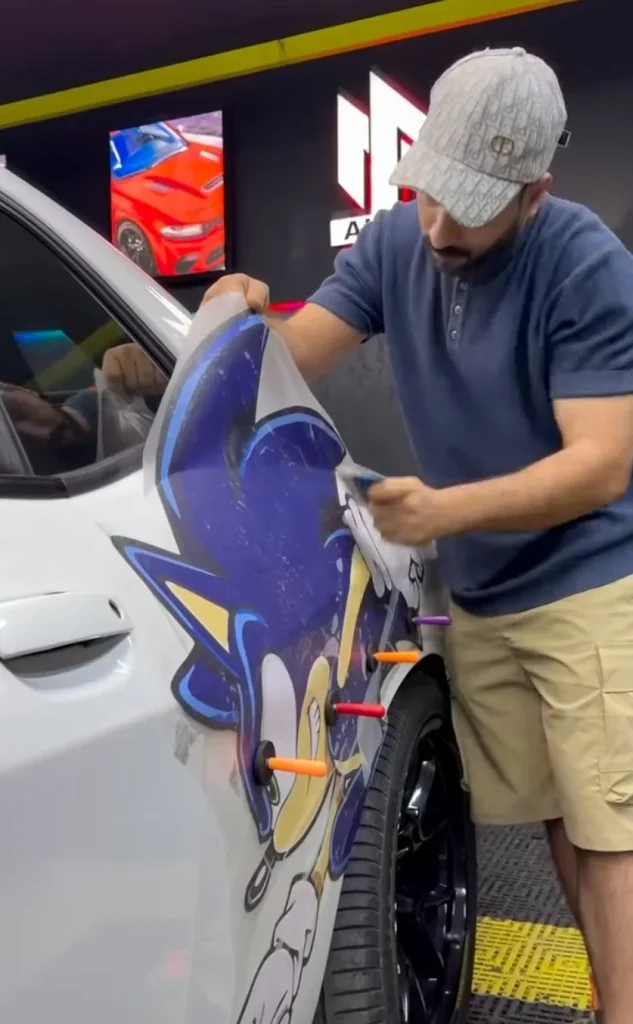 This guy gave his Dodge Challenger a Sonic the Hedgehog wrap and the result is absolutely hilarious