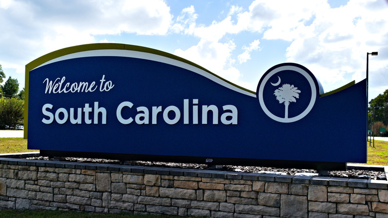 A large blue sign welcome visitors to South Carolina