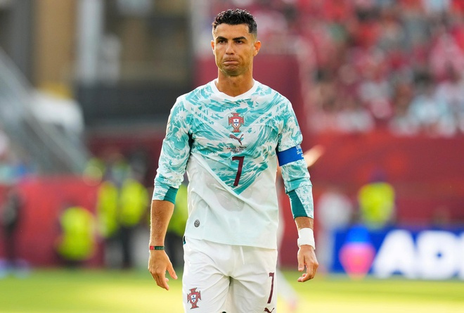 Hành động ấm lòng của Ronaldo với fan là nạn nhân động đất ở Venezuela