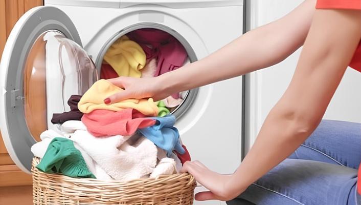 Thói quen khiến quần áo giặt máy có mùi hôi