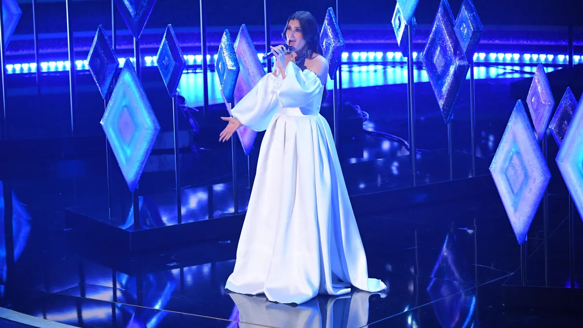 idina menzel national anthem pink dress Idina Menzel's Oscars Dresses: See The Photos