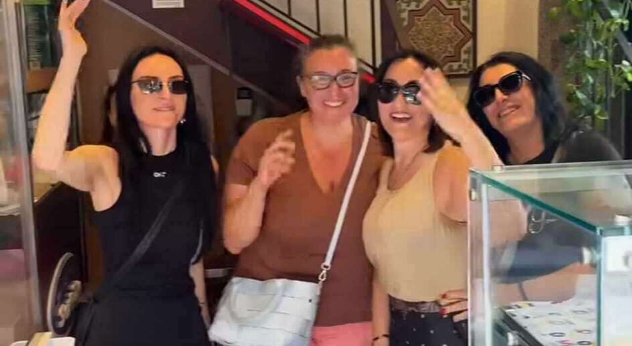 Napoli, Arisa da Sorbillo canta con clienti e dipendenti “La Costiera