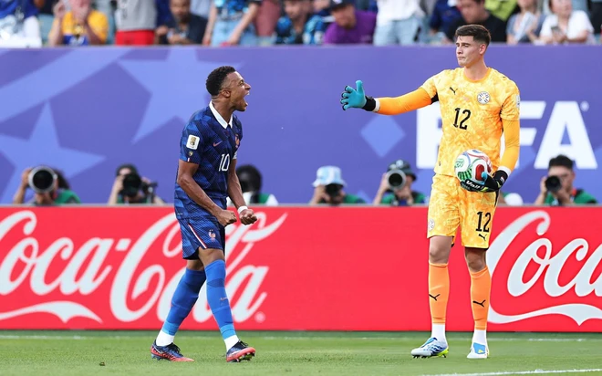 Mbappe không thèm bắt tay thủ môn Paraguay