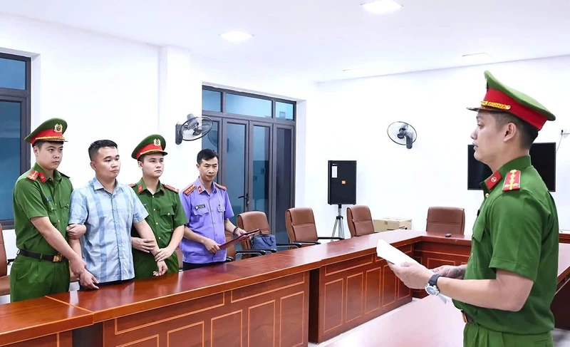 Giữ khẩn cấp một giáo viên liên quan vụ điểm Toán cao bất thường ở Tuyên Quang