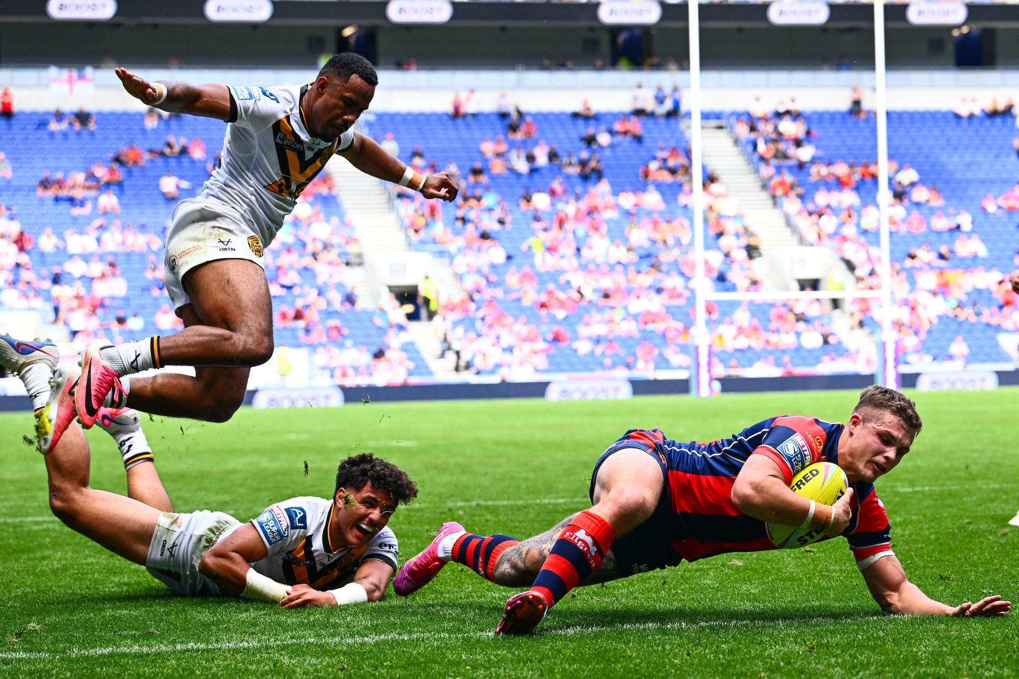 Wakefield Trinity thrash Castleford Tigers 48-6 in one-side Magic ...