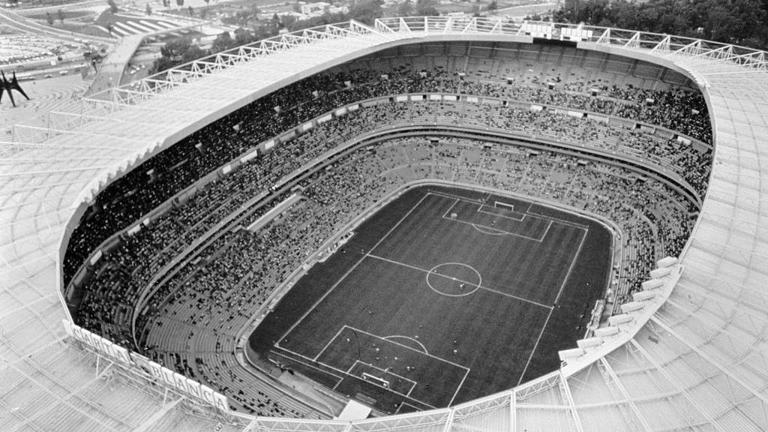 England enter the Azteca - where football kings are crowned