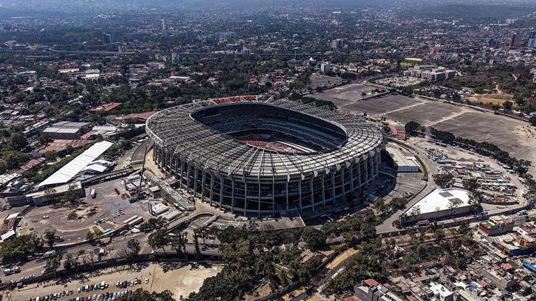 England enter the Azteca - where football kings are crowned