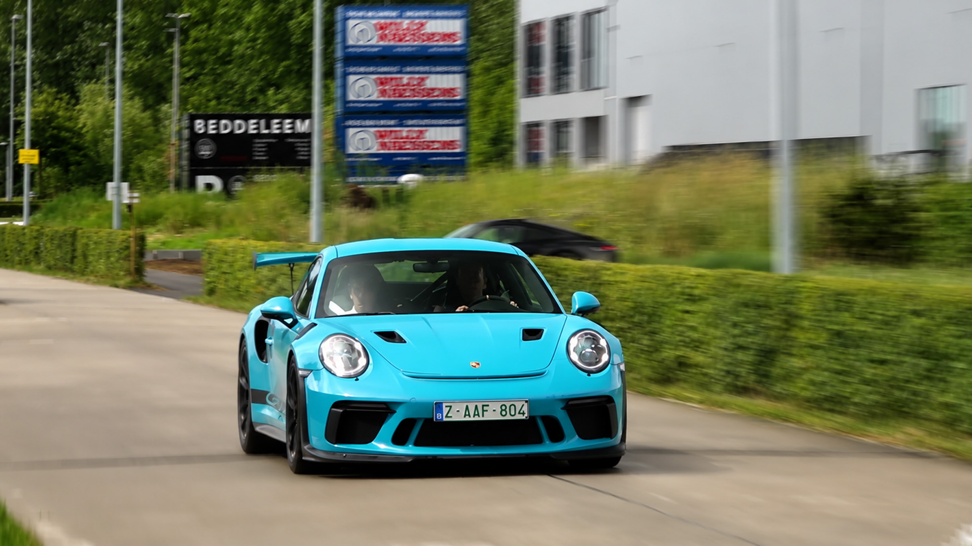 Blue Porsche GT3 RS brings track energy to city street