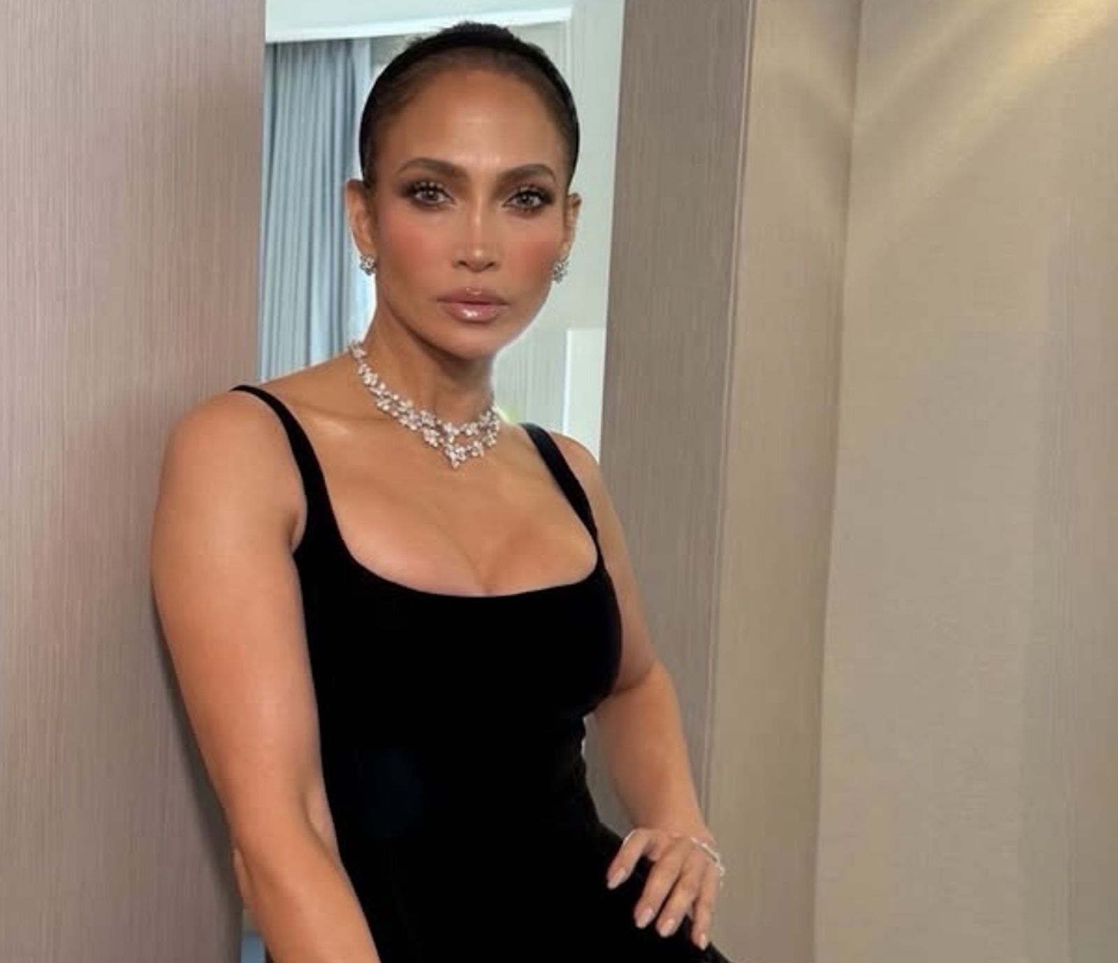 Jennifer Lopez cautiva con un vestido negro en la boda de Taylor Swift