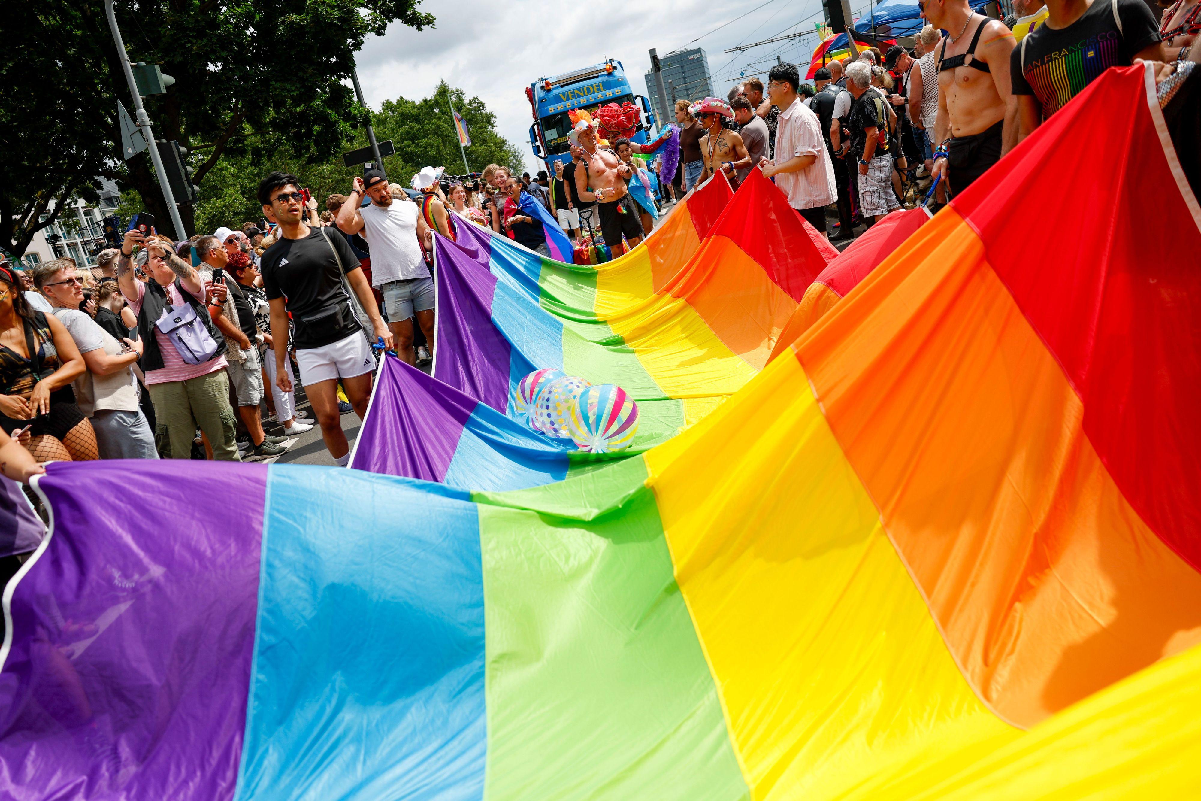 „Aufgeben wäre das Schlimmste“: So lief die CSD-Parade in Köln – Party ...