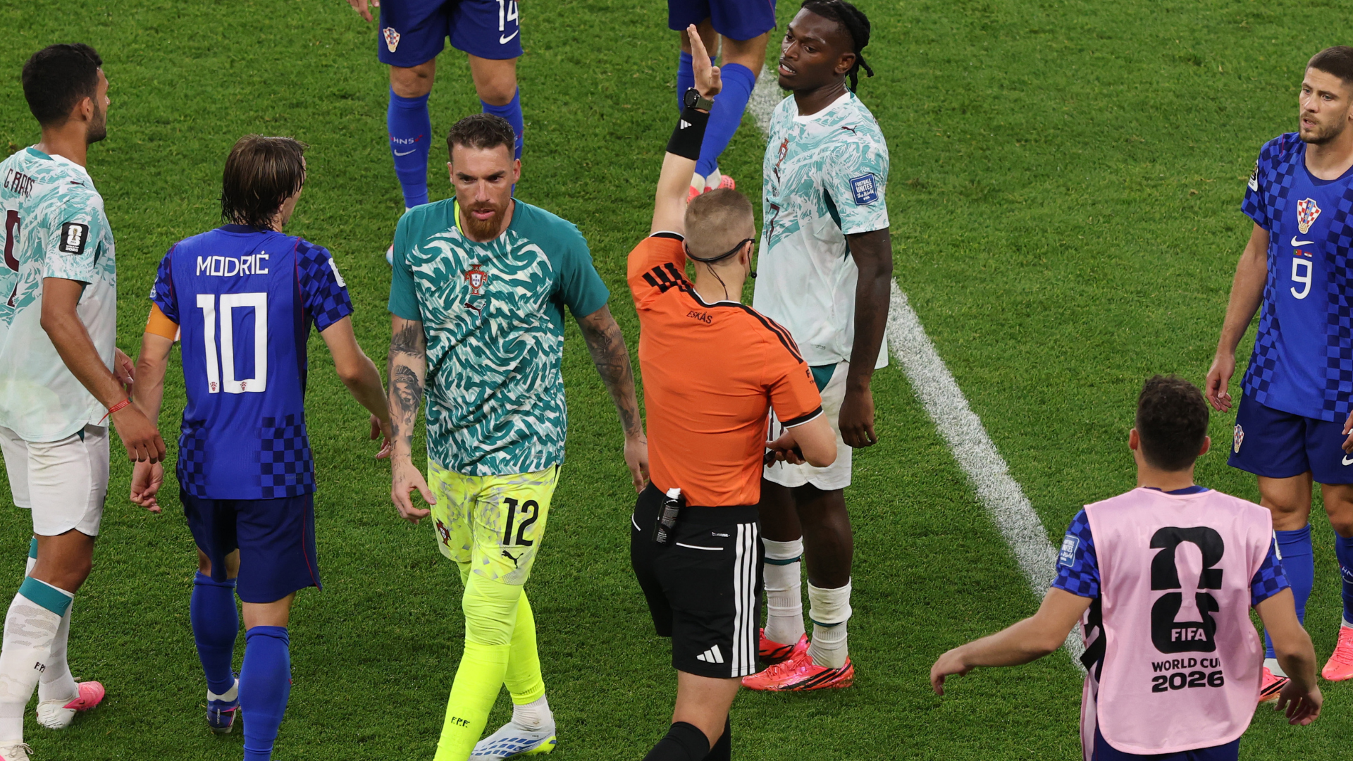 Ex-USMNT star speaks out on controversial offside calls at World Cup ...