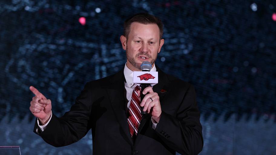 Arkansas football's newest star highlights Razorback defense's hard ...