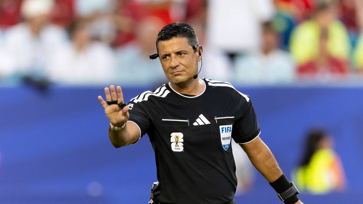 Who is the referee in Mexico vs. England World Cup match?
