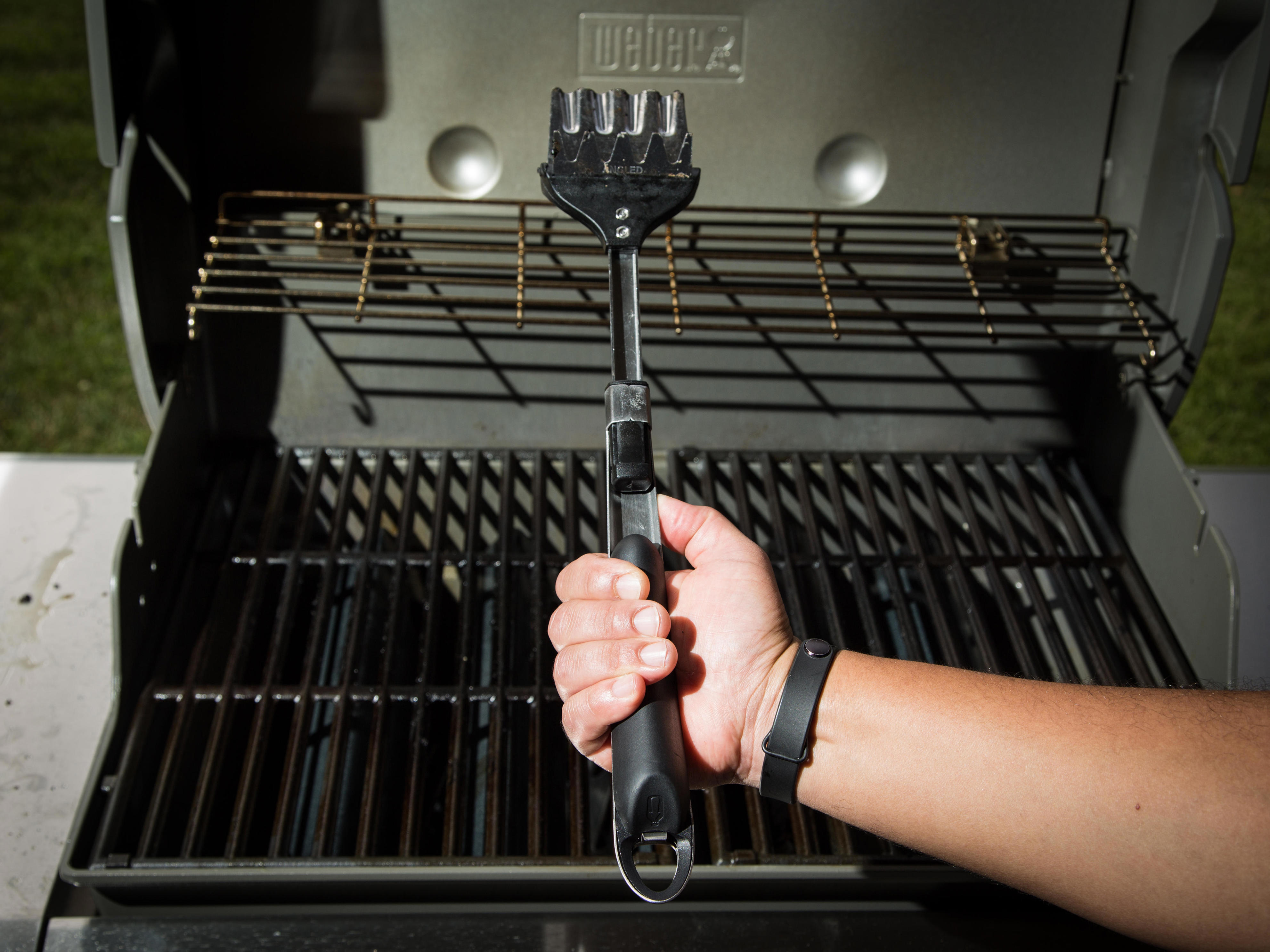 Your grill is dirtier than you think. Here's the right way to clean it