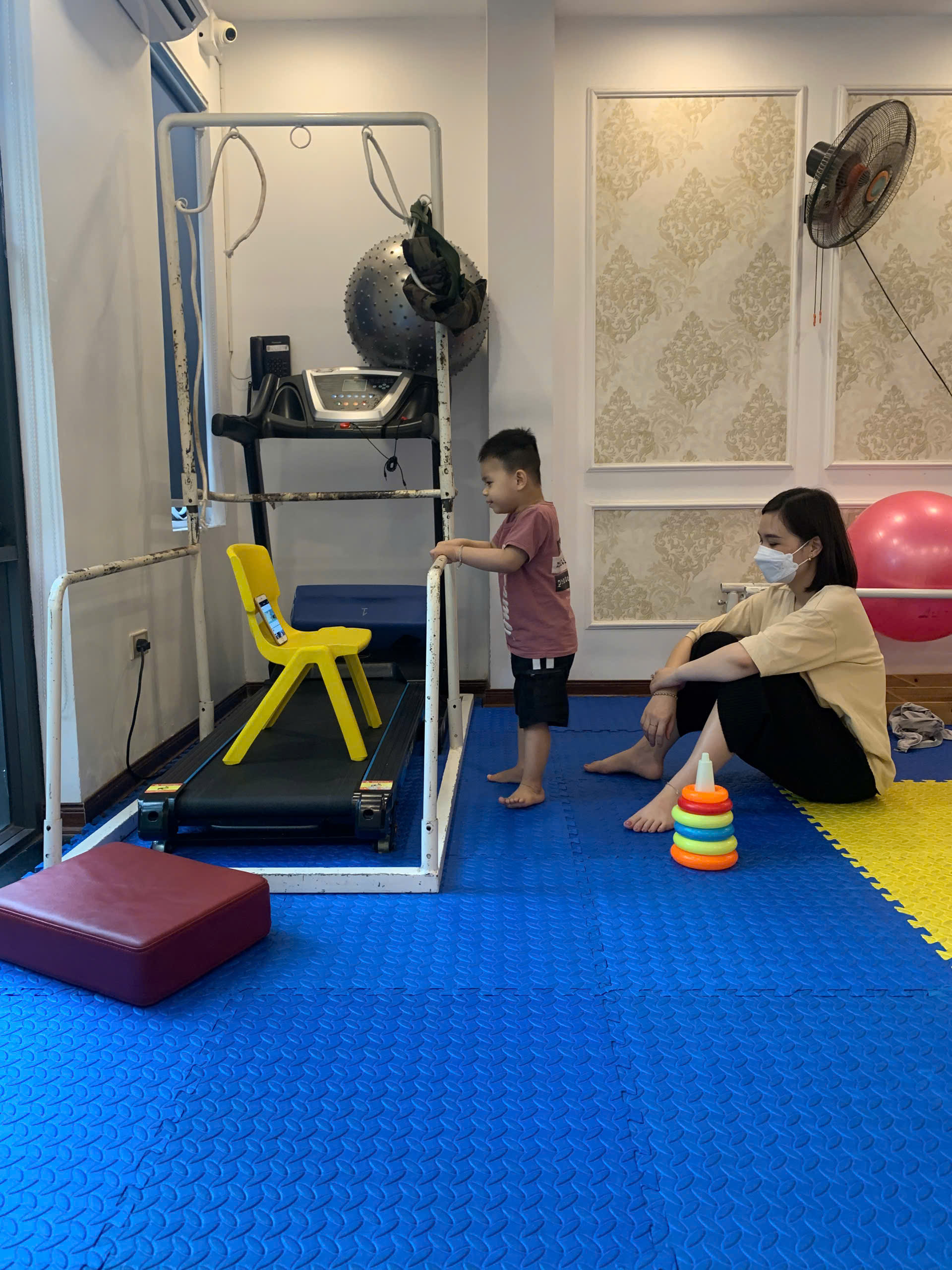 Cuộc chiến của người mẹ ung thư và con trai bại não