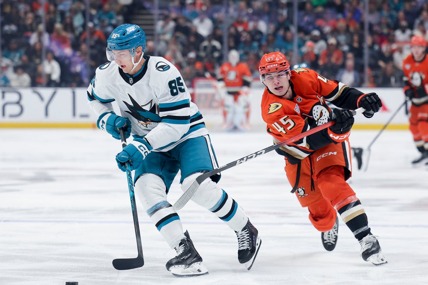Oilers sign Mukhamadullin to two-year deal, Stastney to one-year deal