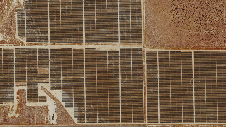 The largest solar farm in America has almost 2 million panels - here's ...