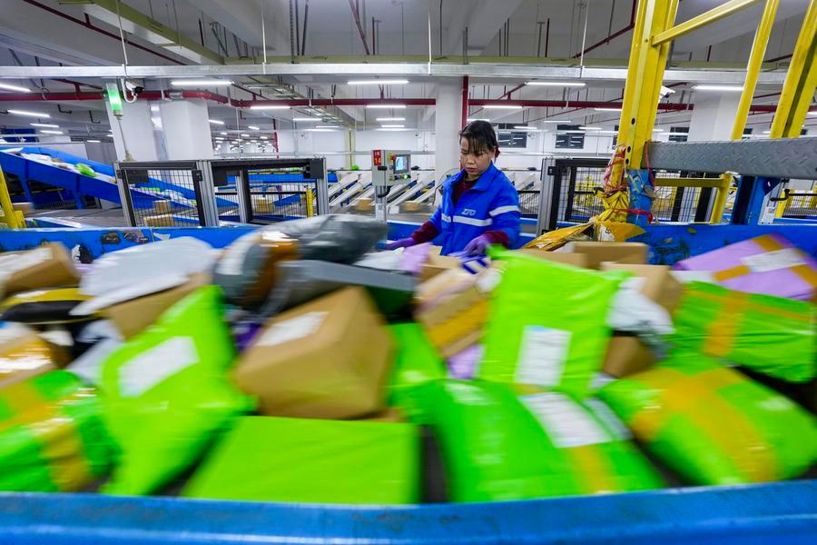 Trung Quốc cán mốc 100 tỉ bưu kiện chuyển phát nhanh chỉ sau 6 tháng đầu năm 2026