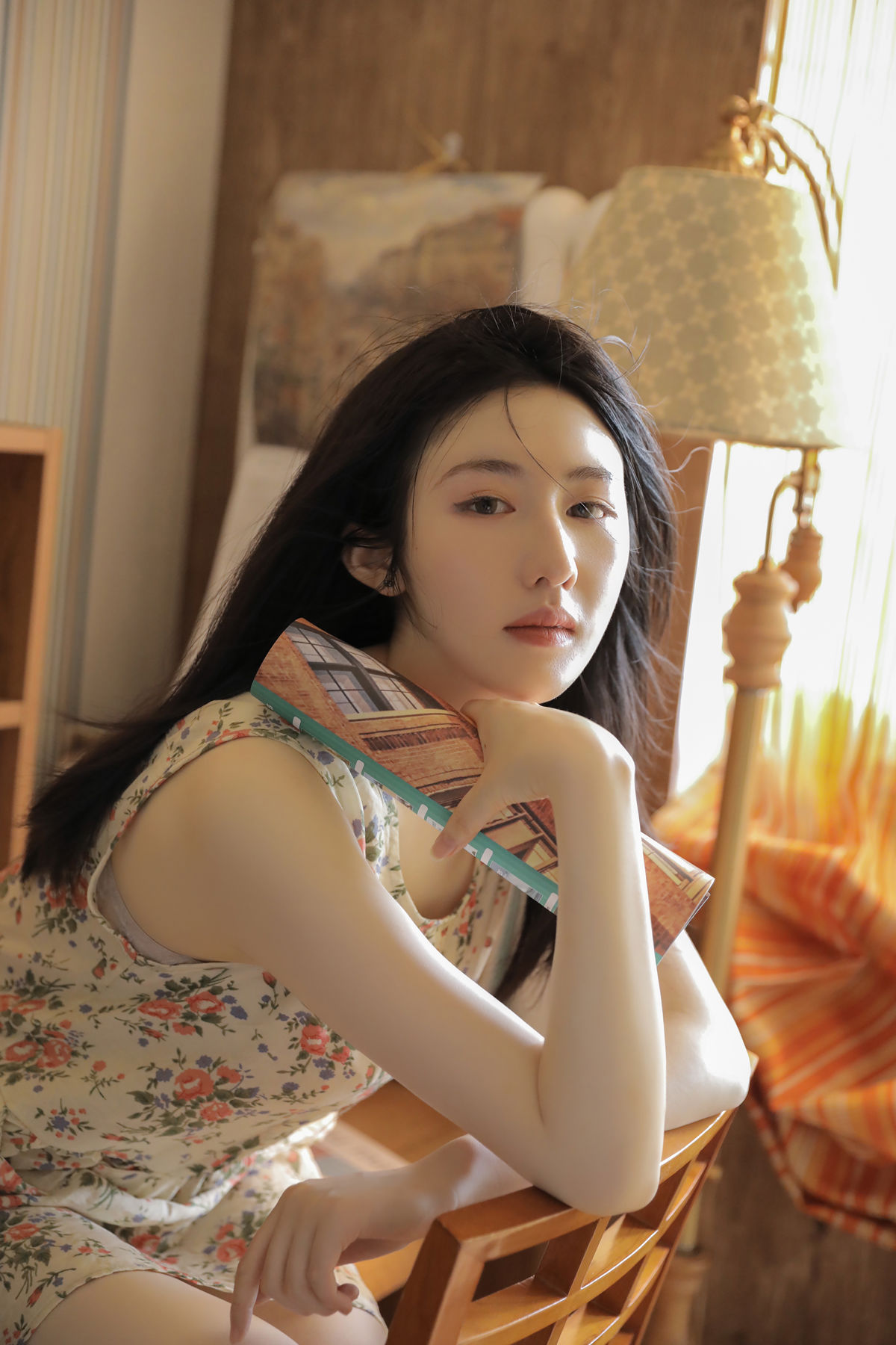 暖光漫过书架与桌面，浅底碎花裙衬着细碎光影，我在安静小屋放空一整个温柔黄昏。