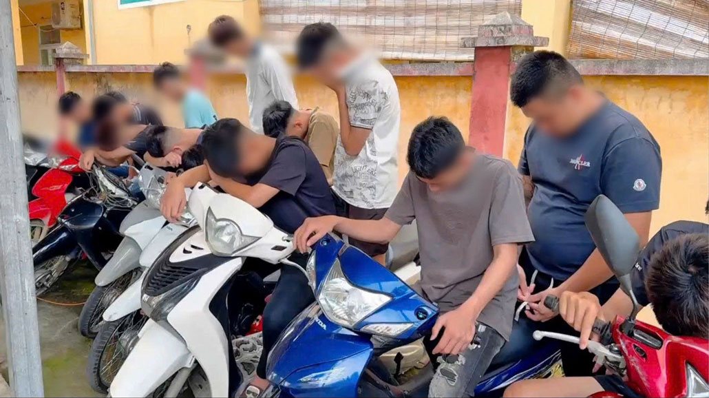 Khởi tố 13 thanh thiếu niên truy đuổi, ném chai thủy tinh vào người đi đường