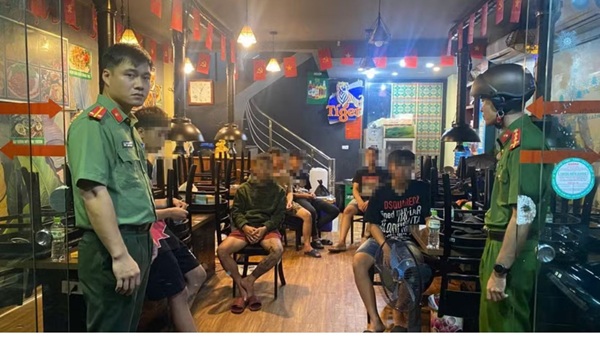 Tạm giữ 3 thiếu niên mang kiếm gây rối ở Hà Nội