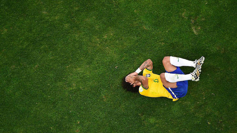 O então lateral-esquerdo do Brasil, Marcelo, reage ao histórico 7 a1 da Alemanha no Estádio do Mineirão, em 8 de julho de 2014, em Belo Horizonte (MG)