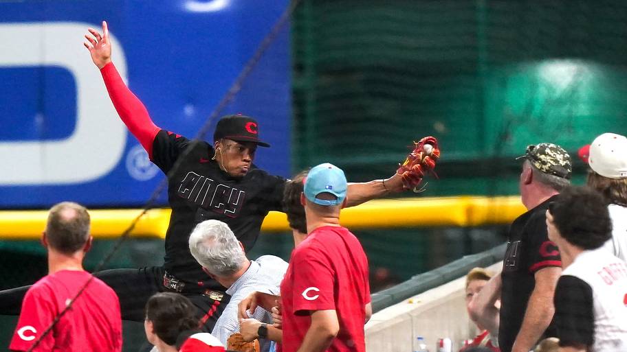 Reds hang on to beat Orioles 3-2, avoid sweep