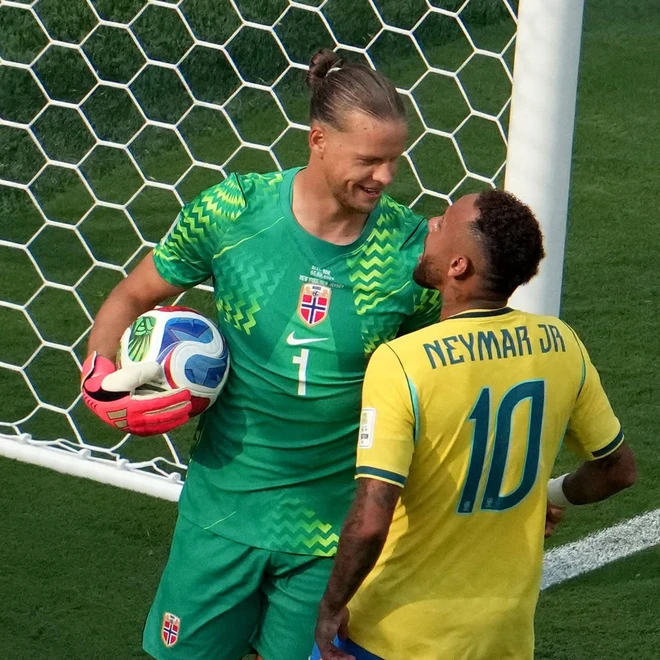 Neymar tranh cãi điều gì với thủ môn Na Uy?