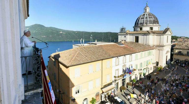 Papa Leone a Castel Gandolfo: «Contento di essere qui». Udienze generali sospese e Angelus in piazza, il programma del Pontefice