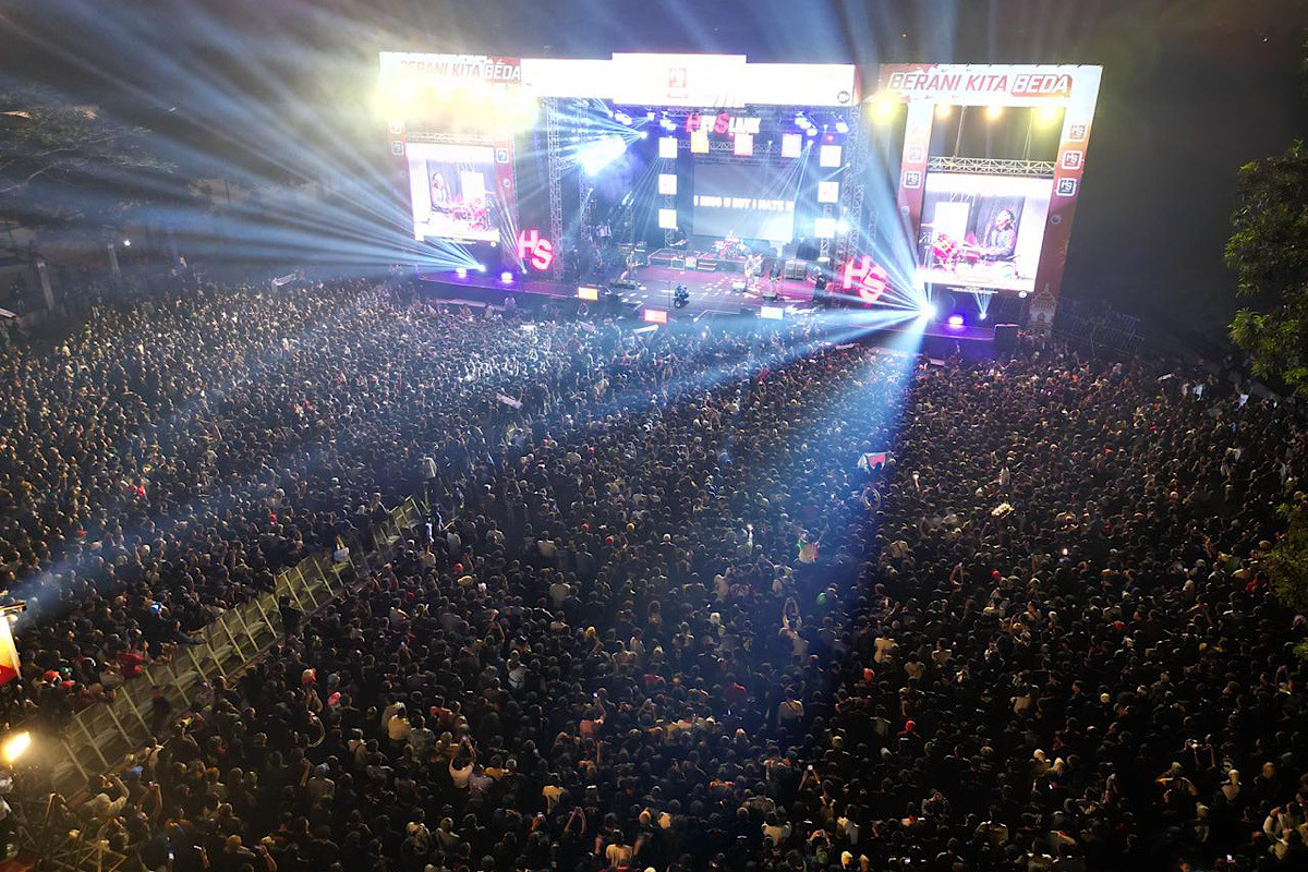Kolaborasi musik & UMKM: Konser HS Hey Slank Bandung dipadati 25 ribu ...