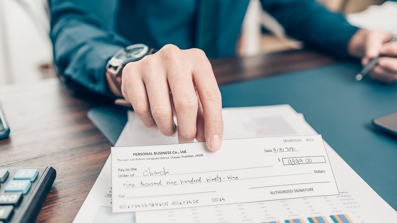 Chèque de 1 200 € refusé temporairement : les frais que beaucoup ...