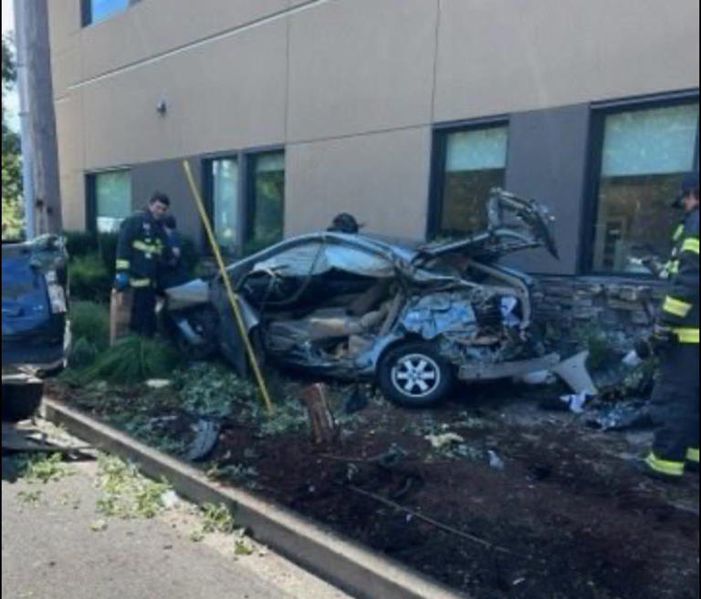 Driver suffers minor injuries after crashing into Vancouver medical clinic