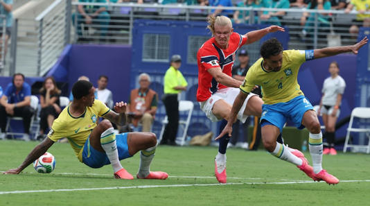 Haaland deitou e rolou contra a defesa brasileira na Copa. Foto: Werther Santana/Estadão