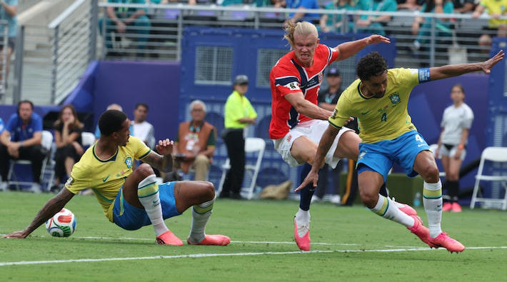 Haaland deitou e rolou contra a defesa brasileira na Copa. Foto: Werther Santana/Estadão